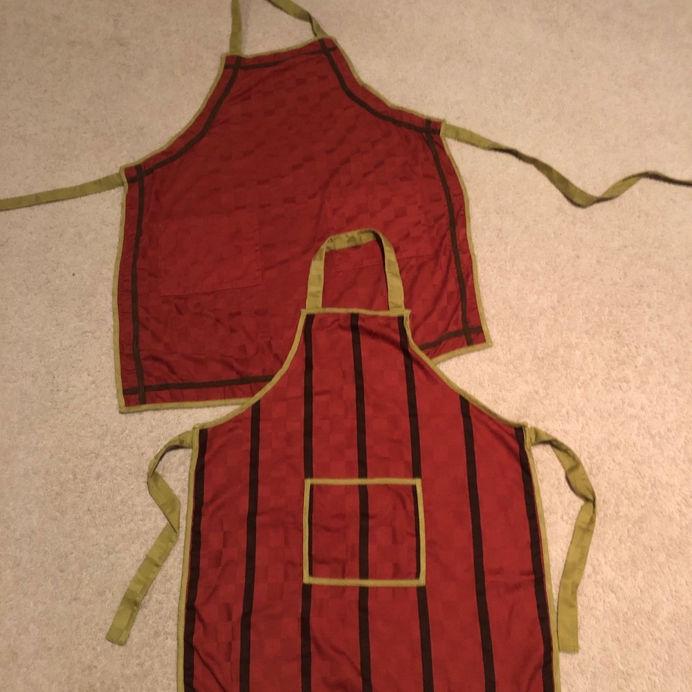 Mother-daughter SOUTHERN LIVING AT HOME APRONS